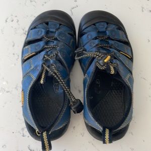 Kids blue keen sandals. Size 2